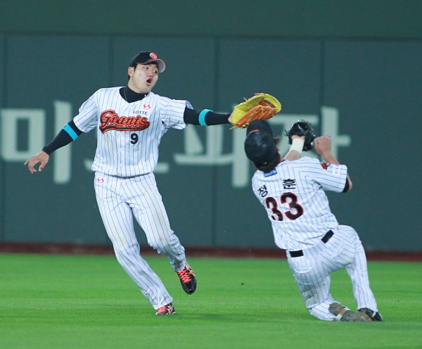 뒤로 넘어가는 타구를 끝까지 따라가 잡아내는 정훈선수